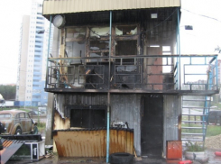 В Воронеже на автостоянке из-за короткого замыкания сгорела будка сторожа (ФОТО)