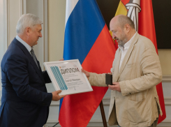 Платоновскую премию вручил известному режиссеру Женовачу губернатор Воронежской области