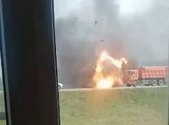 Взрыв на месте аварии с военными попал на видео в Воронежской области