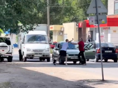 Автомобилисты устроили драку на проезжей части в Воронеже