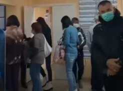 «Все стоят в одной очереди»: огромная толпа попала на видео у воронежской поликлиники 