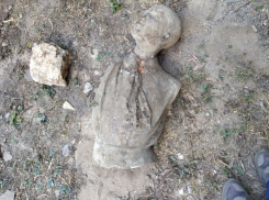 Довоенную скульптуру пионера откопали рабочие в воронежском сквере