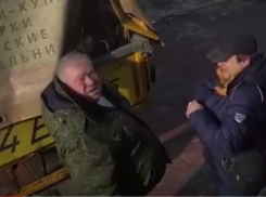 Наглая кража доставщиком мебели резинового коврика у подъезда воронежской многоэтажки попала на видео