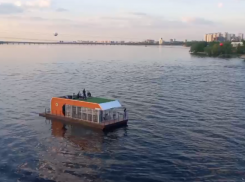 Плавучий дом заметили посреди Воронежского водохранилища