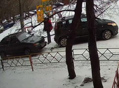 Спорное ДТП во дворе запечатлела камера в Воронеже