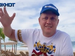 Кто нас не любит, тем достанутся собаки злые, - Олег Пахолков