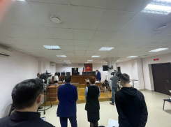 Первое заседание по иску противников QR-кодов к губернатору Гусеву отложили в Воронеже