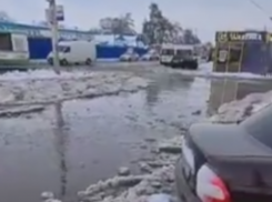 «Интересно, власти видят это?»: мокрую  ловушку для пешеходов показали на воронежском Машмете 