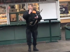 Людей с автоматами сняли на видео в центре Воронежа