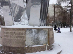 В Воронеже вандалы разбили памятник ВДВ