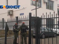 Военные и полицейские встречают у суда срочника, расстрелявшего сослуживцев в Воронеже