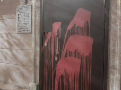 Неизвестные облили краской офис управляющей компании в Воронеже