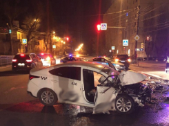 Такси Uber превратилось в груду металла после ДТП с Land Cruiser в Воронеже