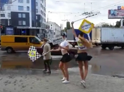 Модели в откровенных нарядах устроили зажигательные танцы в центре Воронежа