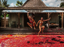 Прыжок в бассейн стоимостью в 1000 долларов сделала блогерша Ботановна 