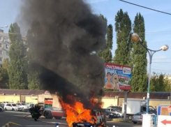 Опубликовано видео с мощно горящей LADA на парковке в Воронеже