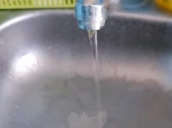 Люди ходят купаться на речку: жителей Воронежской области лишили воды на 2 месяца