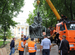Памятник Ивану Бунину вернули на место в одноименный сквер в центре Воронежа