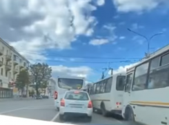 Фиаско выделенки: автобусы встали глухой стеной в центре Воронежа