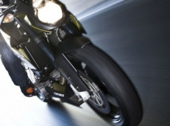 В Воронеже на перекрестке мотоцикл врезался в «Нексию»