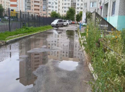 На Московском проспекте в Воронеже вода разливается реками из-за порыва водоснабжения 