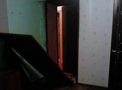В Воронеже неизвестные подожгли входную дверь квартиры многоэтажного дома