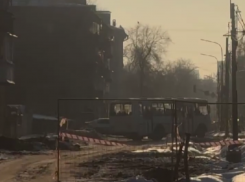 «Это безопасно?»: маневр автобуса на изрытой улице попал на видео в Воронеже 