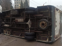 Маршрутка с пассажирами протаранила семь авто и перевернулась в Воронеже