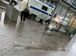 Тело женщины обнаружили утром на остановке в центре Воронежа