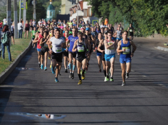 81-летний атлет и семейная пара: интересные беговые истории Воронежского марафона