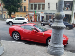 Великолепный красный Ferrari сняли на фото в Воронеже