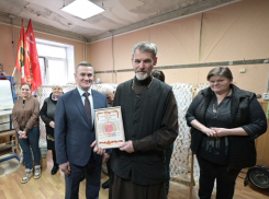 Благодарственные письма волонтерам передал участник проекта «Герои земли Воронежской»