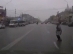Пешеходы-гладиаторы чудом избежали железной расправы в Воронеже