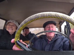 Блогеры сюрпризом восстановили ржавую машину паре пенсионеров из Воронежа 