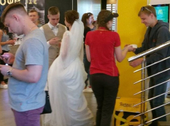  В McDonalds отметили свадьбу молодожены в Воронеже