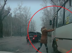 Разъяренная блондинка набросилась на водителя автобуса после ДТП в Воронеже и попала на видео