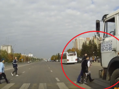 Наезд большегруза на толпу пешеходов на Памятнике Славы в Воронеже попал на видео
