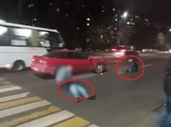 «Он живой еще»: двух сбитых мужчин у пешеходного перехода сняли на видео в Воронеже 