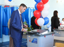 С голосования на выборах начал утро пятницы мэр Воронежа Сергей Петрин