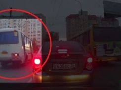 В Сети появилось видео с неадекватным вождением водителя воронежской маршрутки