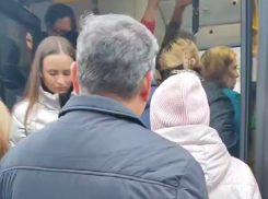 Адская утренняя давка в воронежском автобусе попала на видео 