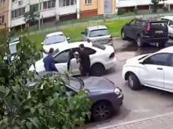 Момент попадания ребенка под колеса иномарки сняли в Воронеже