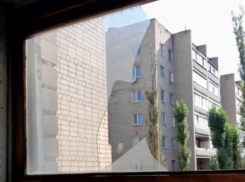Зима близко, а окон нет: воронежцы жалуются на выбитые стекла в подъезде