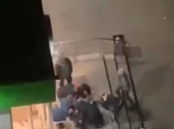 Воронежцы сообщили об избиении парня на пороге супермаркета