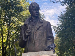 Памятник Есенину в воронежском сквере не помыли перед днем рождения поэта