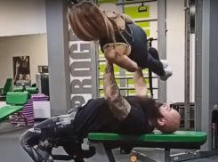 Девушку вместо штанги использовал бородатый тренер из Воронежа