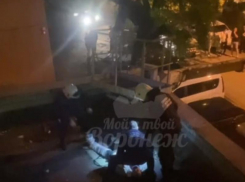 Мужчина выпал из окна и остался жив в Воронеже – опубликовано видео