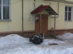 Воронежские следователи выясняют обстоятельства падения ледяной глыбы на женщину с ребенком 