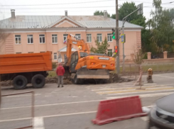 Новые дорожные раскопки парализовали улицу в Воронеже