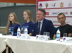  Мэр Воронежа Вадим Кстенин смутился рядом с красивыми девушками